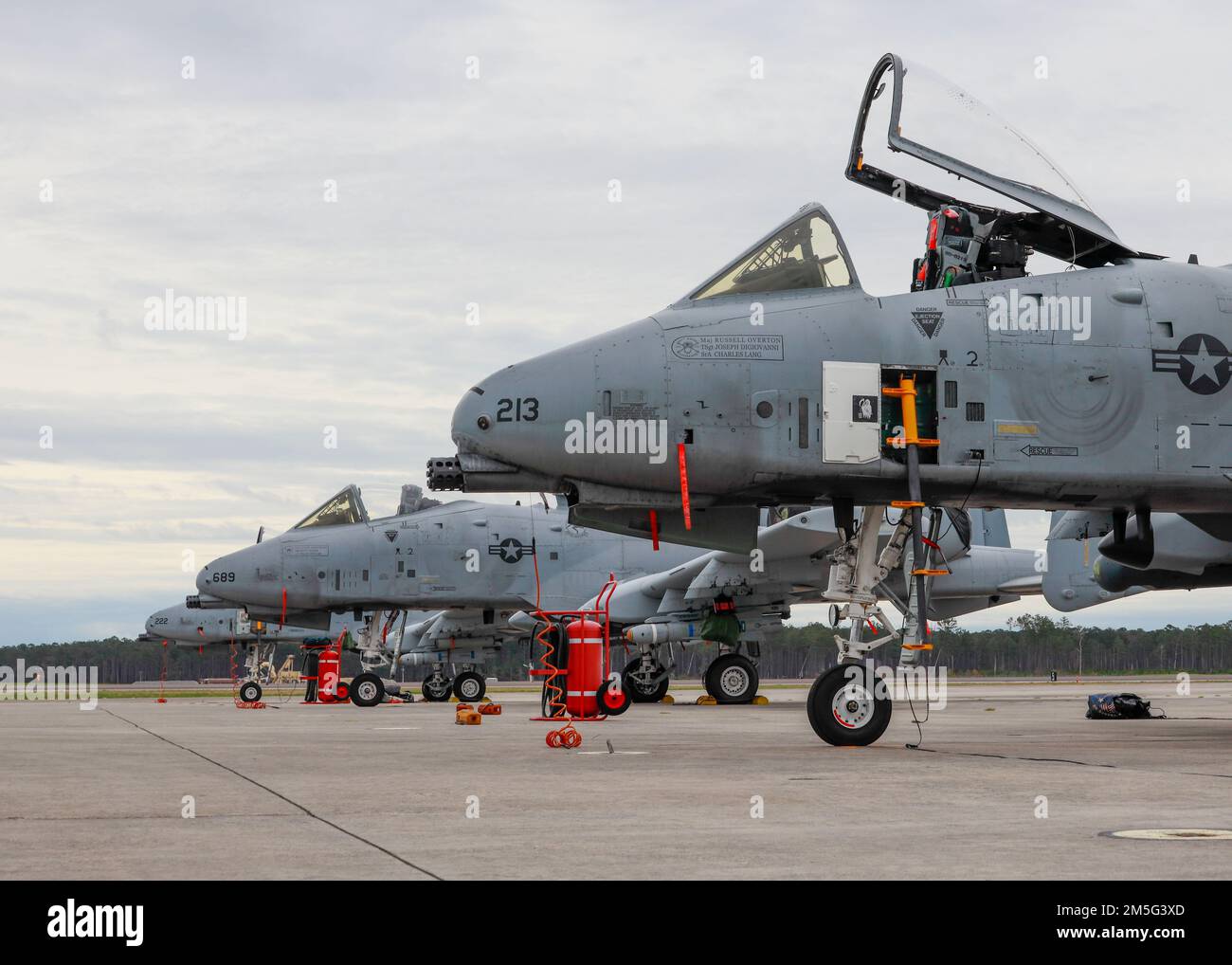 A-10 les Thunderbolt II avec le 107th Escadron d'avions de combat, 127th escadre, base de la Garde nationale de Selfridge, Michigan, sont mis en scène avant un exercice d'entraînement à la station aérienne du corps des Marines Cherry point, en Caroline du Nord, en 16 mars 2022. Le 107th a utilisé Cherry point et ses champs périphériques pour des opérations de recherche et de sauvetage au combat. Banque D'Images