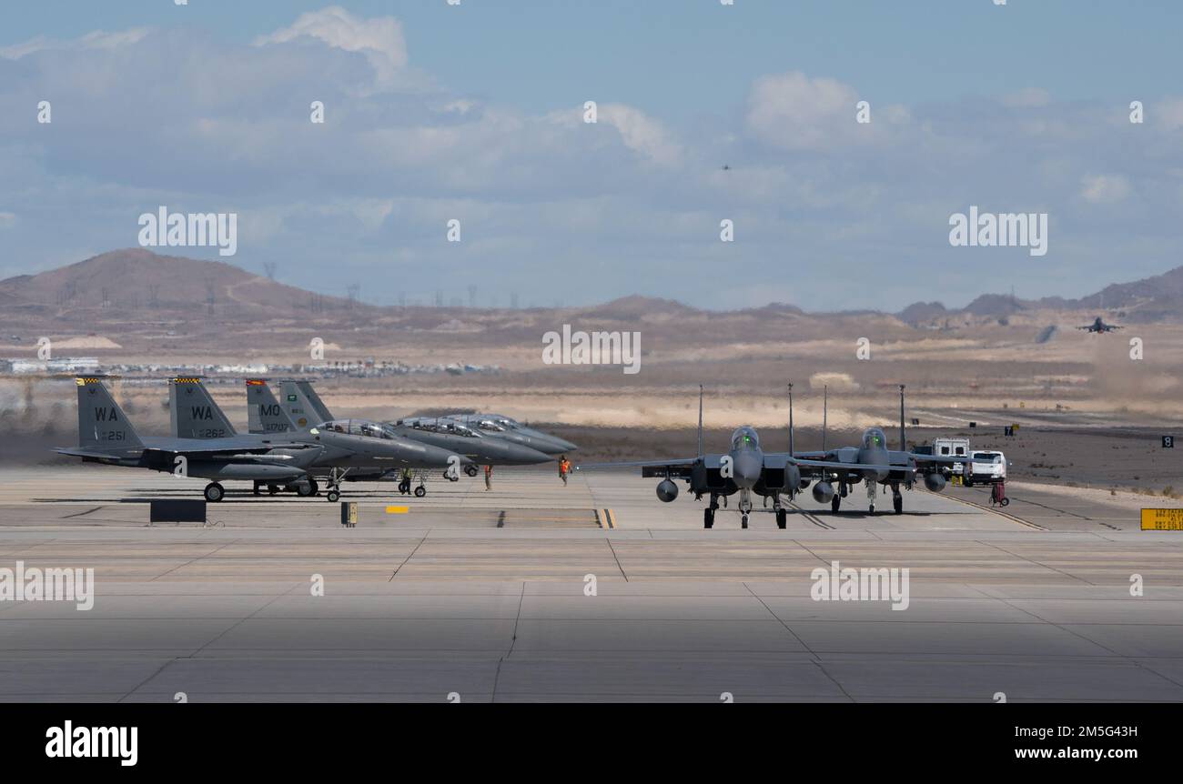 La base aérienne de Nellis est un endroit très fréquenté pendant les opérations du drapeau rouge. Plusieurs avions de chasse attendent le décollage pour une mission Red Flag-Nellis 22-2 à la base aérienne de Nellis, Nevada, 16 mars 2022. Au cours du drapeau rouge 2022, la nation agresseur affine la réplication des menaces, applique des menaces avancées et des capacités de brouillage, et augmente les capacités de menace pour maximiser la formation dans les environnements non permissifs. Banque D'Images