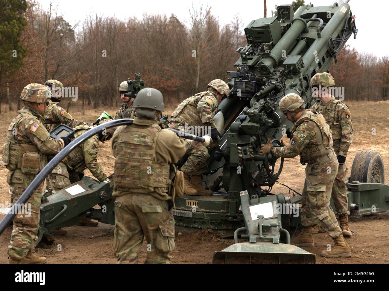 ÉTATS-UNIS Des soldats de l'armée avec A-Battery 2-146, 1st Bataillon, 185th Infantry Regiment, participent à un exercice d'incendie direct de l'OTAN dans la zone d'entraînement de Bemowo Piskie, 16 mars 2022. Au cours de l'événement annuel, les soldats mettent en pratique leurs compétences pour tester leur disponibilité et leur cohésion tout en travaillant avec les alliés de l'OTAN et en contribuant à la mission de présence avancée de l'OTAN en Pologne. Banque D'Images