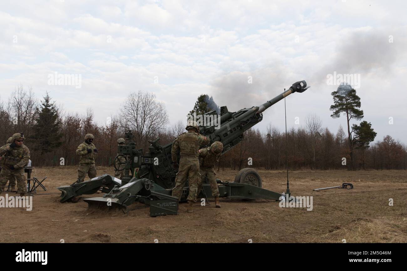 ÉTATS-UNIS Des soldats de l'armée avec A-Battery 2-146, 1st Bataillon, 185th Infantry Regiment, participent à un exercice d'incendie direct de l'OTAN dans la zone d'entraînement de Bemowo Piskie, 16 mars 2022. Au cours de l'événement annuel, les soldats mettent en pratique leurs compétences pour tester leur disponibilité et leur cohésion tout en travaillant avec les alliés de l'OTAN et en contribuant à la mission de présence avancée de l'OTAN en Pologne. Banque D'Images