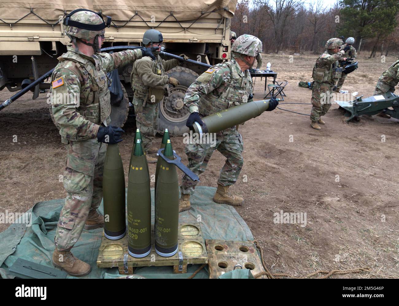 ÉTATS-UNIS Des soldats de l'armée avec A-Battery 2-146, 1st Bataillon, 185th Infantry Regiment, participent à un exercice d'incendie direct de l'OTAN dans la zone d'entraînement de Bemowo Piskie, 16 mars 2022. Au cours de l'événement annuel, les soldats mettent en pratique leurs compétences pour tester leur disponibilité et leur cohésion tout en travaillant avec les alliés de l'OTAN et en contribuant à la mission de présence avancée de l'OTAN en Pologne. Banque D'Images