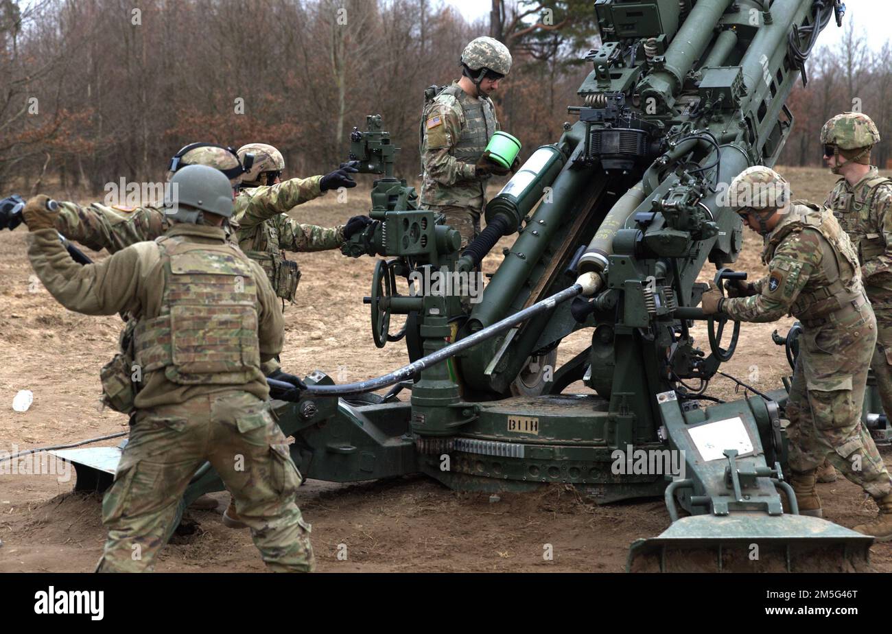 ÉTATS-UNIS Des soldats de l'armée avec A-Battery 2-146, 1st Bataillon, 185th Infantry Regiment, participent à un exercice d'incendie direct de l'OTAN dans la zone d'entraînement de Bemowo Piskie, 16 mars 2022. Au cours de l'événement annuel, les soldats mettent en pratique leurs compétences pour tester leur disponibilité et leur cohésion tout en travaillant avec les alliés de l'OTAN et en contribuant à la mission de présence avancée de l'OTAN en Pologne. Banque D'Images
