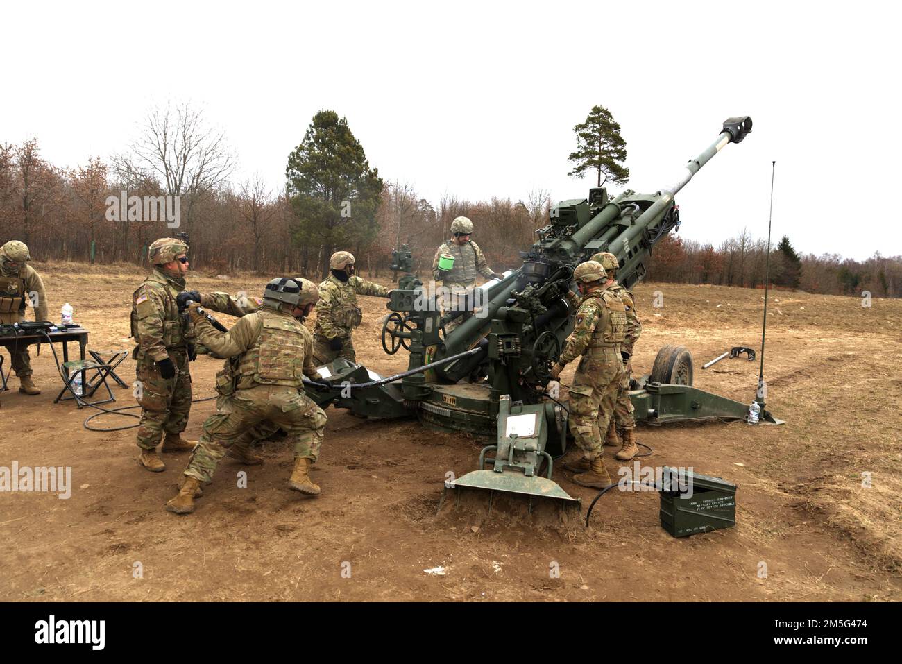 ÉTATS-UNIS Des soldats de l'armée avec A-Battery 2-146, 1st Bataillon, 185th Infantry Regiment, participent à un exercice d'incendie direct de l'OTAN dans la zone d'entraînement de Bemowo Piskie, 16 mars 2022. Au cours de l'événement annuel, les soldats mettent en pratique leurs compétences pour tester leur disponibilité et leur cohésion tout en travaillant avec les alliés de l'OTAN et en contribuant à la mission de présence avancée de l'OTAN en Pologne. Banque D'Images
