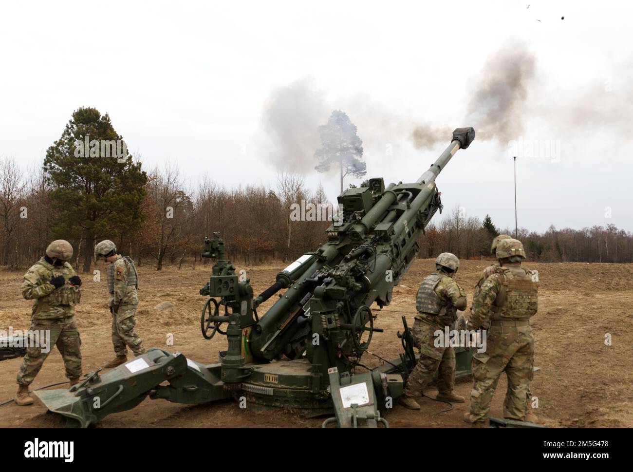 ÉTATS-UNIS Des soldats de l'armée avec A-Battery 2-146, 1st Bataillon, 185th Infantry Regiment, participent à un exercice d'incendie direct de l'OTAN dans la zone d'entraînement de Bemowo Piskie, 16 mars 2022. Au cours de l'événement annuel, les soldats mettent en pratique leurs compétences pour tester leur disponibilité et leur cohésion tout en travaillant avec les alliés de l'OTAN et en contribuant à la mission de présence avancée de l'OTAN en Pologne. Banque D'Images