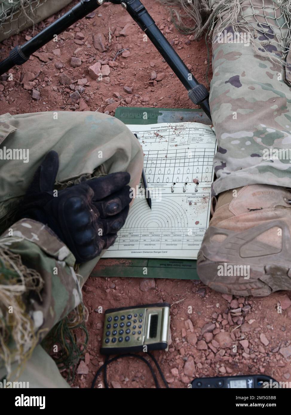 Un livre de données est utilisé par un duo de sniper et d'observateurs 16 mars 2022 au Camp Guernesey, Wyoming. Le livre est utilisé pour suivre les tirs d'un tireur d'élite, de sorte que chaque tir peut être meilleur que le dernier. Banque D'Images