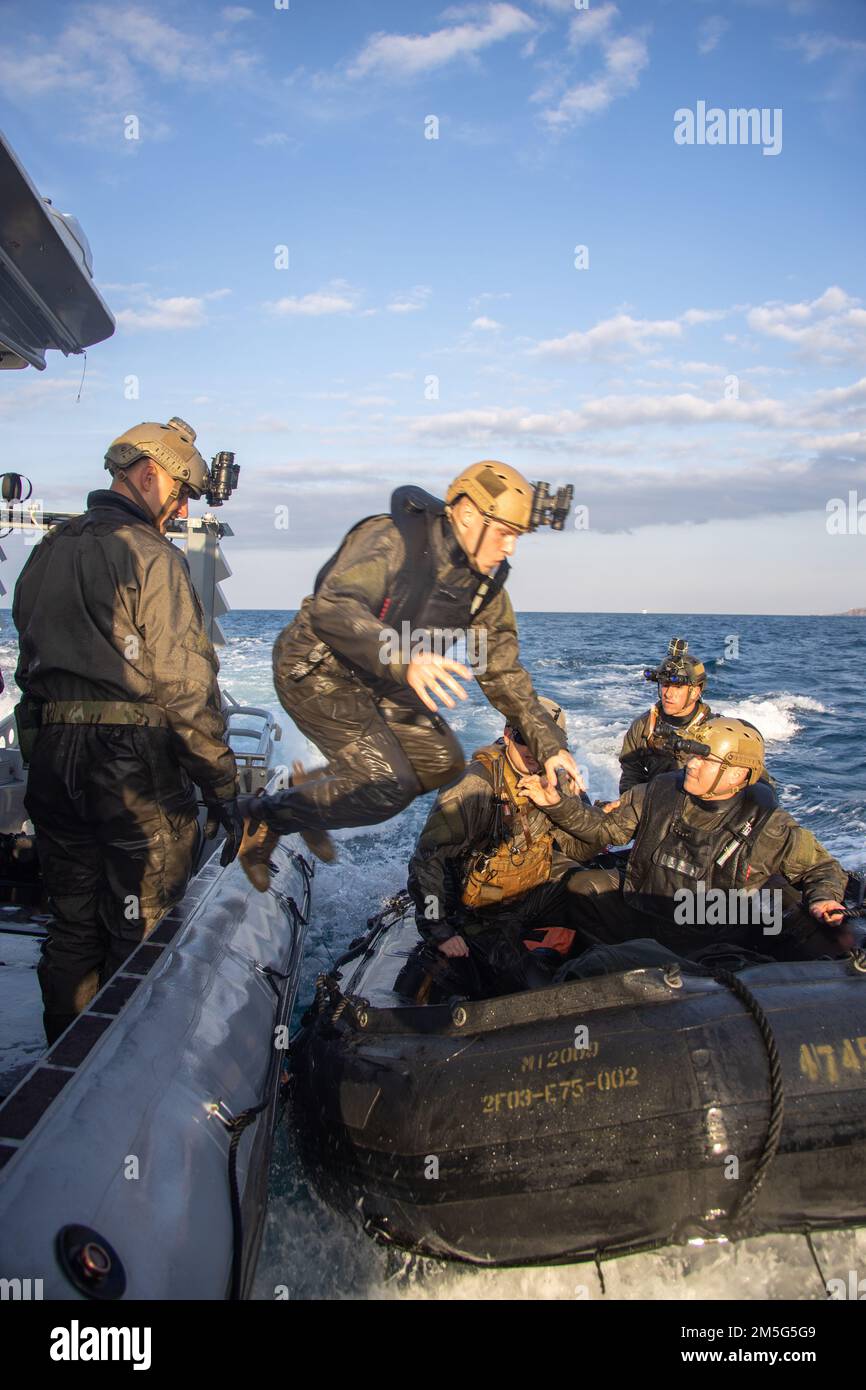 220316-M-HU496-1006 SOUDA BAY, Grèce (15 mars 2022) États-Unis Les Marines affectés au Groupe de travail 61/2,4 effectuent des opérations d'eau avec un engin de raiding de combat en caoutchouc près de la baie de Souda, en Grèce, au 15 mars. Le Groupe de travail 61/2,4 fait partie du Groupe de travail 61/2, qui fournira temporairement un soutien de commandement et de contrôle au commandant des États-Unis Sixième flotte, et synchroniser les unités et les capacités de la Marine et du corps des Marines déjà sur le théâtre, en appui aux alliés et partenaires régionaux et aux intérêts de sécurité nationale des États-Unis. Banque D'Images