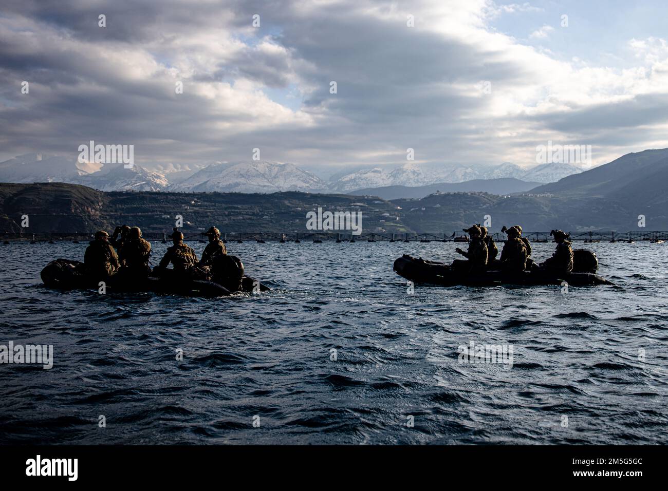 220316-M-HU496-1003 SOUDA BAY, Grèce (15 mars 2022) États-Unis Les Marines affectés au Groupe de travail 61/2,4 effectuent des opérations d'eau avec un engin de raiding de combat en caoutchouc près de la baie de Souda, en Grèce, au 15 mars. Le Groupe de travail 61/2,4 fait partie du Groupe de travail 61/2, qui fournira temporairement un soutien de commandement et de contrôle au commandant des États-Unis Sixième flotte, et synchroniser les unités et les capacités de la Marine et du corps des Marines déjà sur le théâtre, en appui aux alliés et partenaires régionaux et aux intérêts de sécurité nationale des États-Unis. Banque D'Images