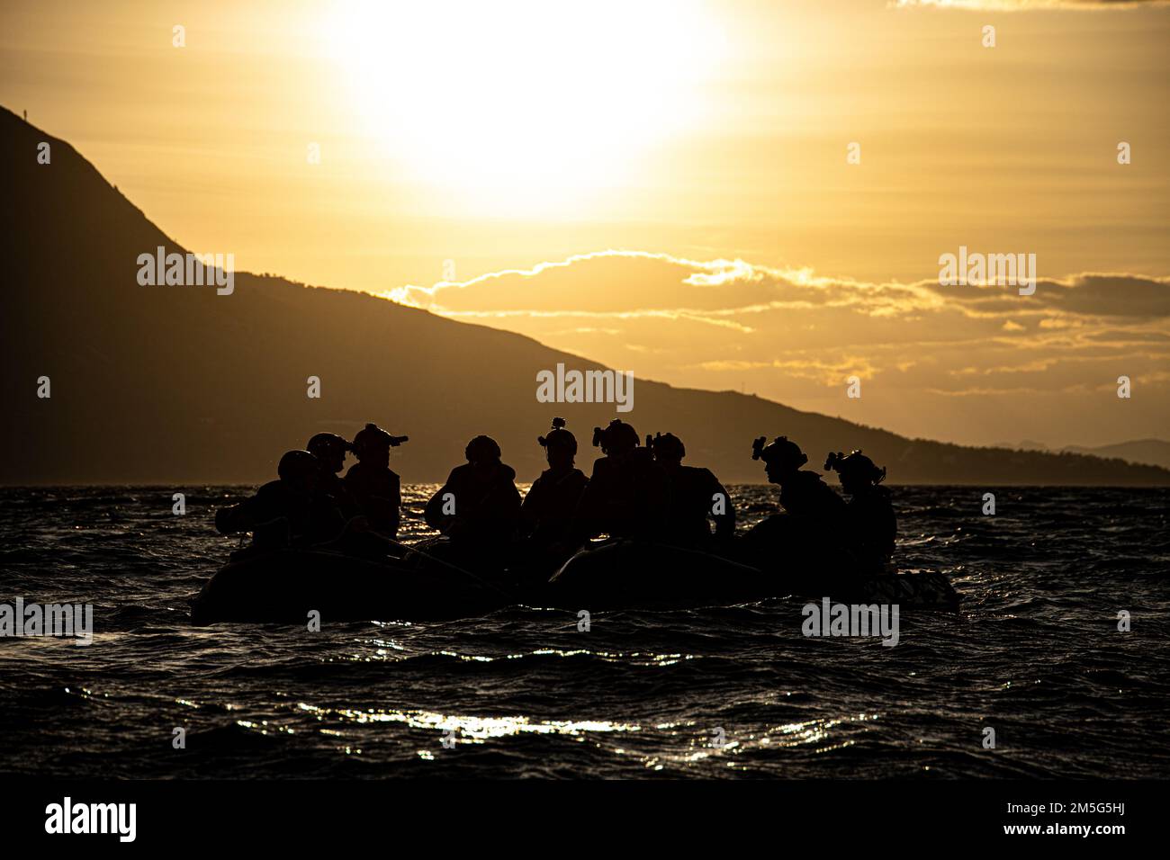 220316-M-HU496-1009 SOUDA BAY, Grèce (15 mars 2022) États-Unis Les Marines affectés au Groupe de travail 61/2,4 effectuent des opérations d'eau avec un engin de raiding de combat en caoutchouc près de la baie de Souda, en Grèce, au 15 mars. Le Groupe de travail 61/2,4 fait partie du Groupe de travail 61/2, qui fournira temporairement un soutien de commandement et de contrôle au commandant des États-Unis Sixième flotte, et synchroniser les unités et les capacités de la Marine et du corps des Marines déjà sur le théâtre, en appui aux alliés et partenaires régionaux et aux intérêts de sécurité nationale des États-Unis. Banque D'Images