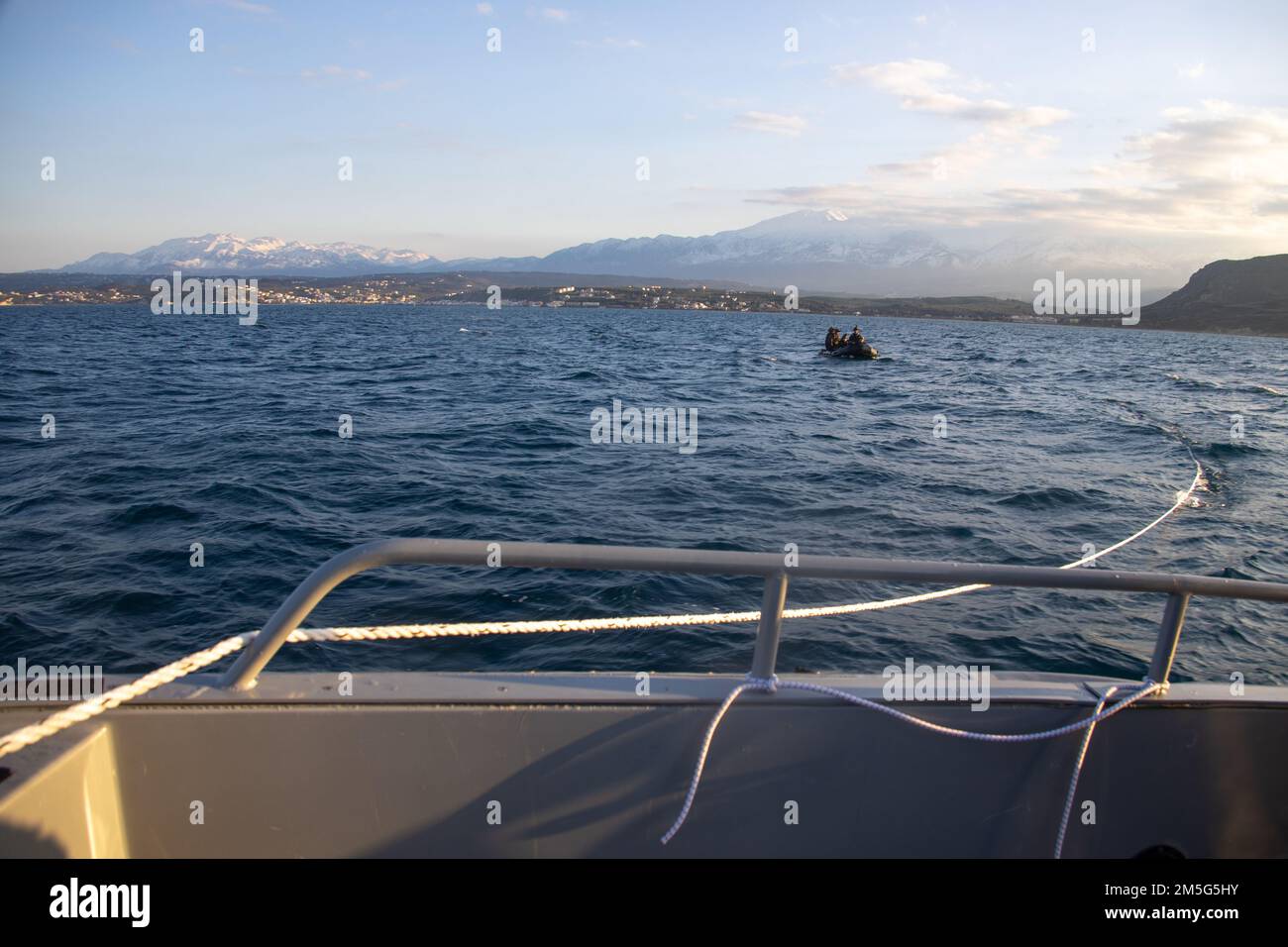 220316-M-HU496-1012 SOUDA BAY, Grèce (16 mars 2022) États-Unis Les Marines affectés au Groupe de travail 61/2,4 effectuent des opérations d'eau avec un engin de raiding de combat en caoutchouc près de la baie de Souda, en Grèce, au 16 mars. Le Groupe de travail 61/2,4 fait partie du Groupe de travail 61/2, qui fournira temporairement un soutien de commandement et de contrôle au commandant des États-Unis Sixième flotte, et synchroniser les unités et les capacités de la Marine et du corps des Marines déjà sur le théâtre, en appui aux alliés et partenaires régionaux et aux intérêts de sécurité nationale des États-Unis. Banque D'Images