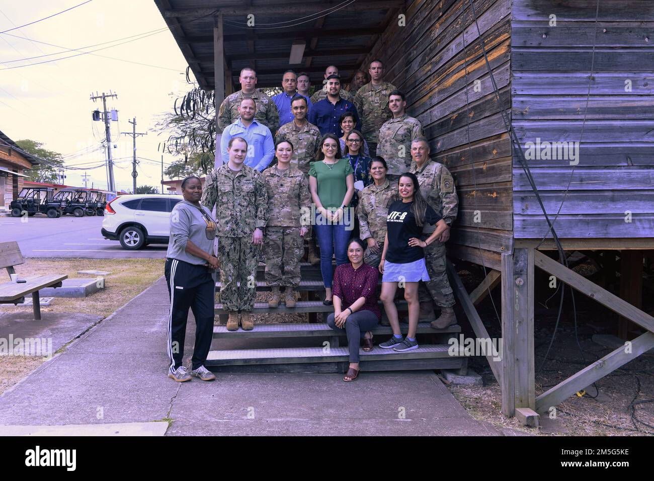 Le personnel médical et les premiers intervenants de la joint Task Force-Bravo et de la Commission permanente d'urgence du Honduras (COPECO) posent pour une photographie avec les États-Unis Instructeurs de l'Institut de recherche en radiobiologie des forces armées à la base aérienne de Soto Cano, 16 mars. L'équipe s'est associée à un cours de formation de trois jours offert par l'IRRRA afin de comprendre la radiation et les risques associés. Banque D'Images