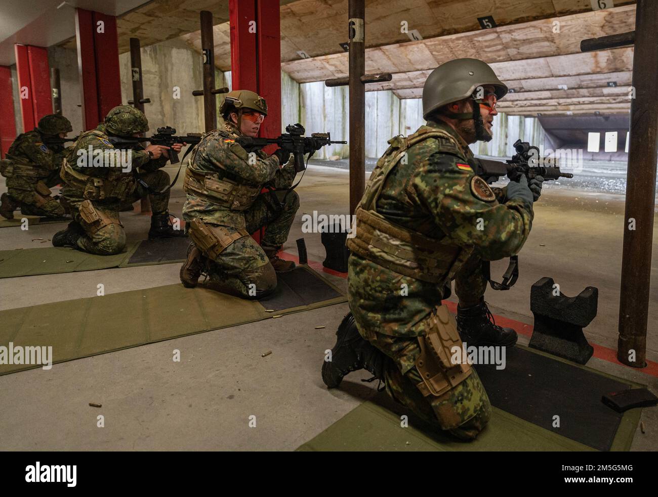 Des aviateurs allemands de la force aérienne du quartier général de l'OTAN ont tiré des carabines M4A1 et M18 pistolets au champ de tir de la station aérienne de Kapaun, en Allemagne, au 16 mars 2022. Des exercices d'entraînement fréquents sont essentiels pour garantir que les forces de l'OTAN restent pleinement préparées. Cela permet le développement de forces alliées et le renforcement de l'alliance. Banque D'Images