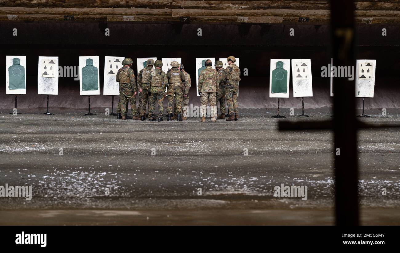 ÉTATS-UNIS Les aviateurs de la Force aérienne et de la Force aérienne allemande inspectent des cibles après avoir tiré des carbines M4A1 à la base aérienne de Kapaun, en Allemagne, au 16 mars 2022. Les aviateurs allemands ont quitté l'aire de tir et ont reçu plus tard des certificats de compétence en matière d'armes. Banque D'Images