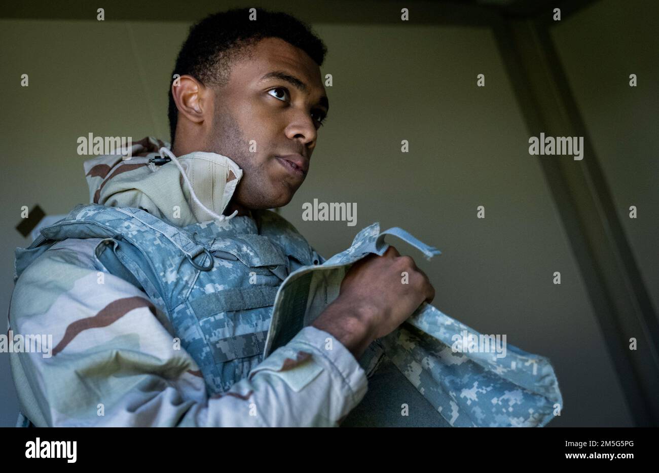Un Airman veille à ce que son équipement de protection soit sécurisé lors d'un exercice d'intervention en cas de déploiement à la base aérienne d'Eglin, en Floride, au 16 mars. Le premier exercice de ce type effectué par la base depuis la pandémie COVID-19 a évalué la capacité des aviateurs de survivre et d’opérer dans des situations de guerre et d’urgence. (É.-U. Photo de la Force aérienne/Samuel King Jr.) Banque D'Images