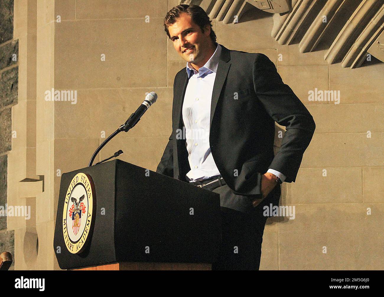 Alejandro Villanueva, États-Unis Un diplômé de la classe de l'Académie militaire de 2010, et un ancien défi offensif de la Ligue nationale de football, a pris le podium en tant que conférencier invité et a partagé sa sagesse avec les cadets alors qu'ils célébraient les origines de West pointʼs lors du 16 mars du dîner de la fête des fondateurs au mess des cadets. Banque D'Images Alejandro Villanueva, États-Unis Un diplômé de la classe de l'Académie militaire de 2010, et un ancien défi offensif de la Ligue nationale de football, a pris le podium en tant que conférencier invité et a partagé sa sagesse avec les cadets alors qu'ils célébraient les origines de West pointʼs lors du 16 mars du dîner de la fête des fondateurs au mess des cadets. Banque D'Images