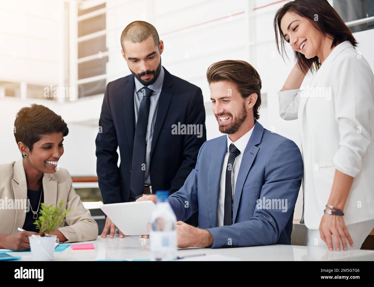 Le travail d'équipe est essentiel à la réussite. professionnels utilisant une tablette numérique lors d'une réunion de bureau. Banque D'Images