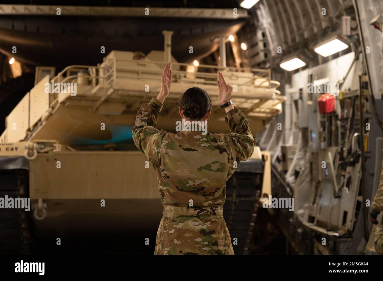A ÉTATS-UNIS Un aviateur de l'aile expéditionnaire aérienne de 386th charge un char M1A2 Abrams sur un avion C-17 Globemaster III à la base aérienne d'Ali Al Salem, au Koweït (16 mars 2022). Ceci a démontré U.S. Capacités conjointes de déploiement rapide de la Force aérienne et de l'Armée de terre aux États-Unis Zone de responsabilité du Commandement central. Banque D'Images
