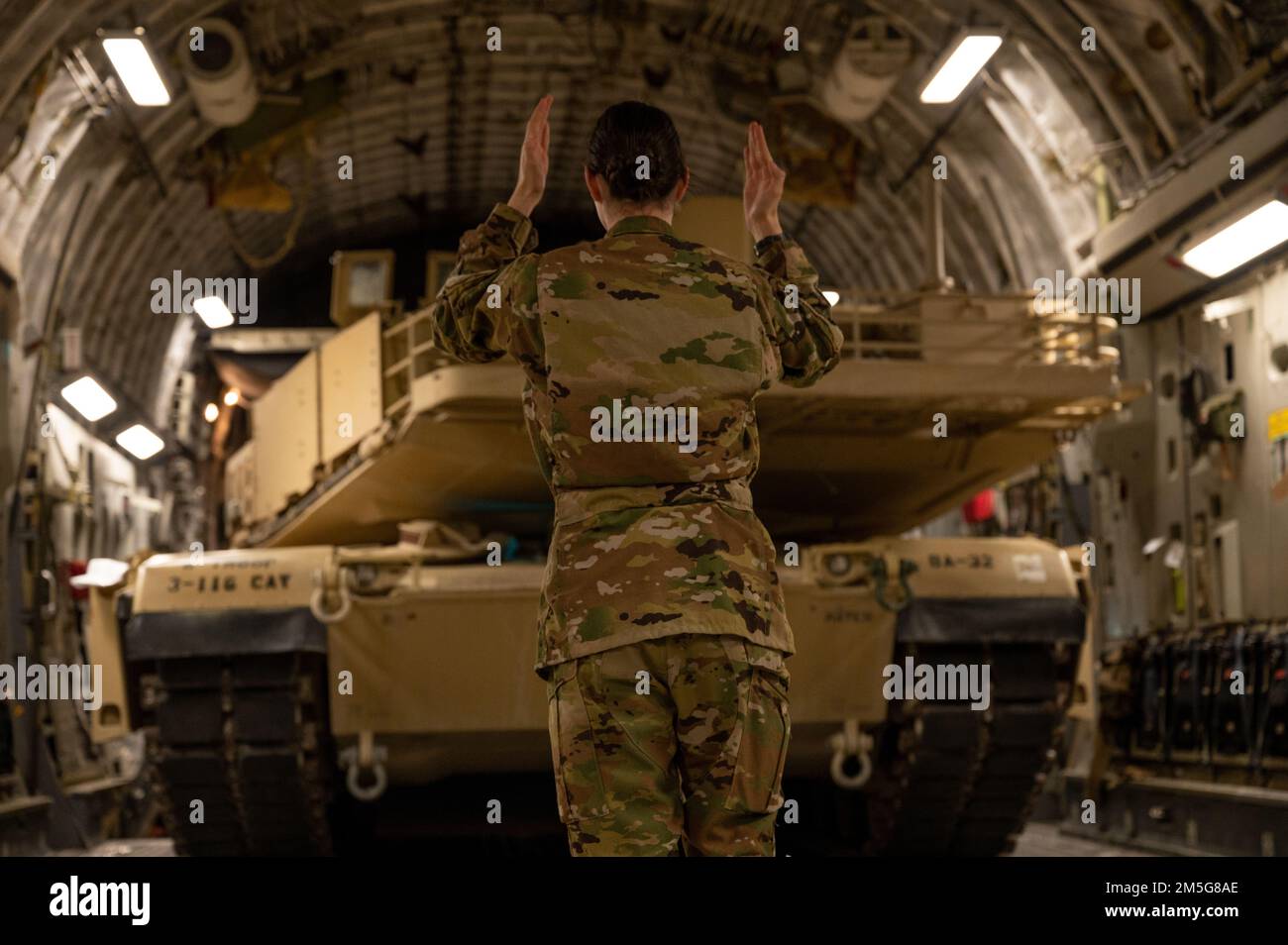 A ÉTATS-UNIS Un aviateur de l'aile expéditionnaire aérienne de 386th charge un char M1A2 Abrams sur un avion C-17 Globemaster III à la base aérienne d'Ali Al Salem, au Koweït (16 mars 2022). Ceci a démontré U.S. Capacités conjointes de déploiement rapide de la Force aérienne et de l'Armée de terre aux États-Unis Zone de responsabilité du Commandement central. Banque D'Images