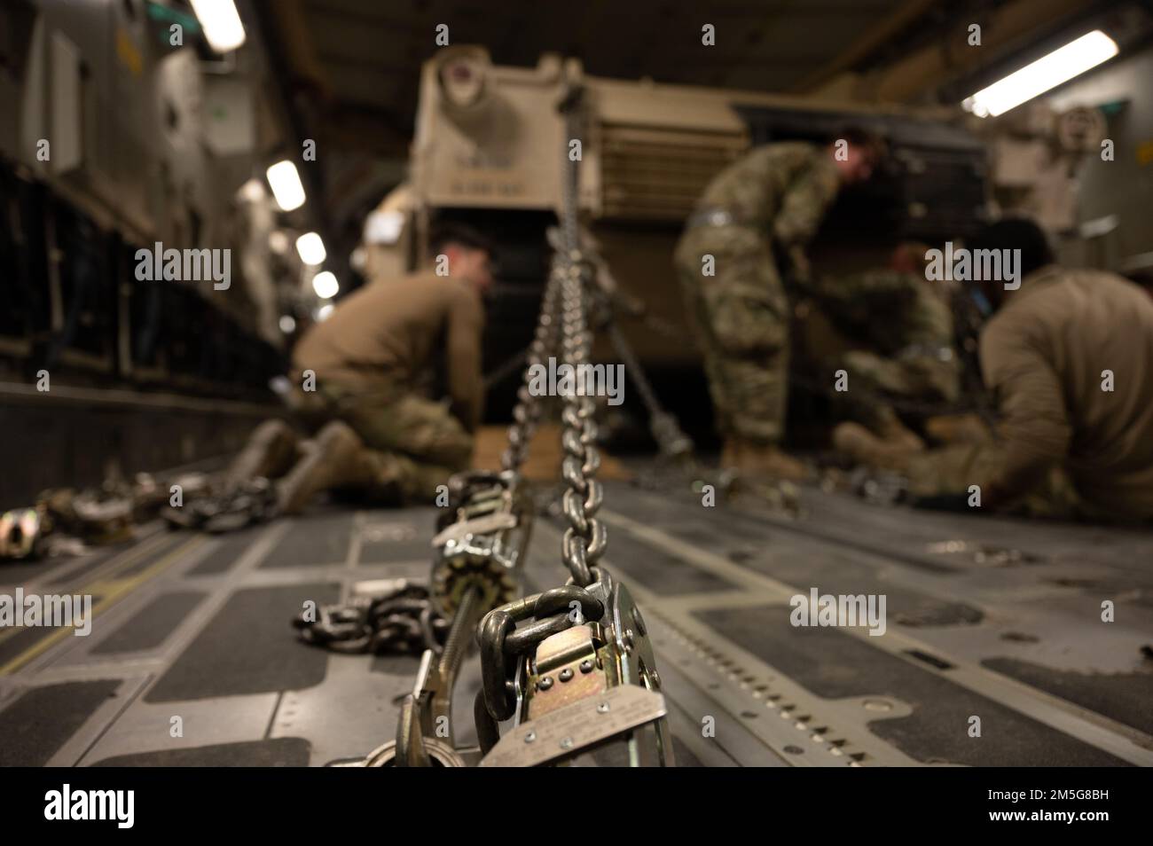 ÉTATS-UNIS Des soldats et des aviateurs de l'équipe de combat de la Brigade de cavalerie 116th et de l'aile expéditionnaire aérienne 386th chargent un char d'Abrams M1A2 sur un C-17 Globemaster III à la base aérienne d'Ali Al Salem, au Koweït (16 mars 2022). Ceci a démontré U.S. Capacités conjointes de déploiement rapide de la Force aérienne et de l'Armée de terre aux États-Unis Zone de responsabilité du Commandement central. Banque D'Images