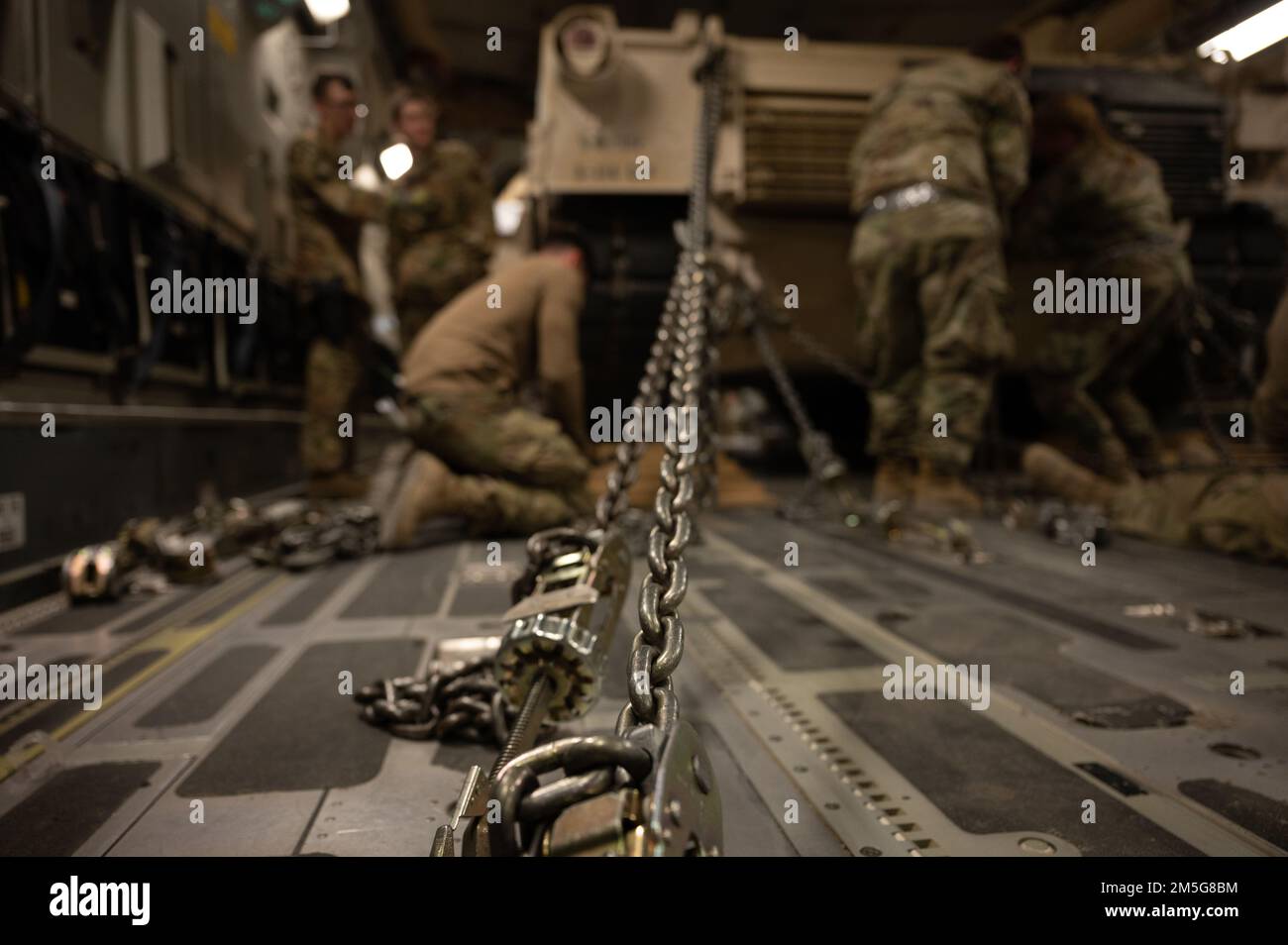 ÉTATS-UNIS Des soldats et des aviateurs de l'équipe de combat de la Brigade de cavalerie 116th et de l'aile expéditionnaire aérienne 386th chargent un char d'Abrams M1A2 sur un C-17 Globemaster III à la base aérienne d'Ali Al Salem, au Koweït (16 mars 2022). Ceci a démontré U.S. Capacités conjointes de déploiement rapide de la Force aérienne et de l'Armée de terre aux États-Unis Zone de responsabilité du Commandement central. Banque D'Images