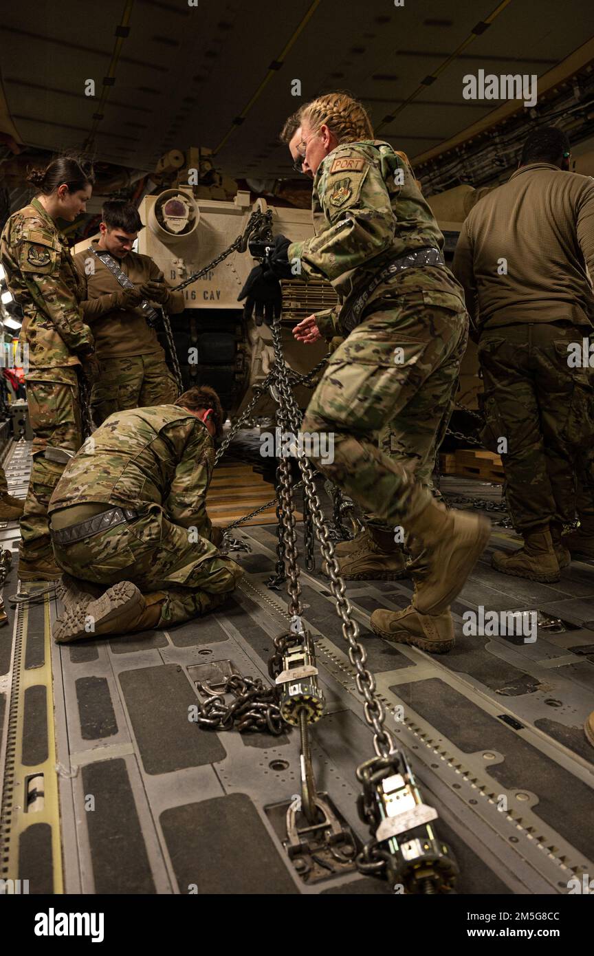 ÉTATS-UNIS Des soldats et des aviateurs de l'équipe de combat de la Brigade de cavalerie 116th et de l'aile expéditionnaire aérienne 386th chargent un char d'Abrams M1A2 sur un C-17 Globemaster III à la base aérienne d'Ali Al Salem, au Koweït (16 mars 2022). Ceci a démontré U.S. Capacités conjointes de déploiement rapide de la Force aérienne et de l'Armée de terre aux États-Unis Zone de responsabilité du Commandement central. Banque D'Images