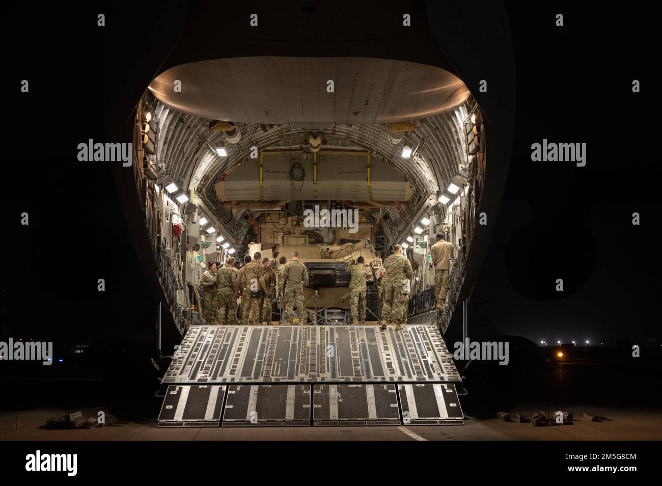 ÉTATS-UNIS Des soldats et des aviateurs de l'équipe de combat de la Brigade de cavalerie 116th et de l'aile expéditionnaire aérienne 386th chargent un char d'Abrams M1A2 sur un C-17 Globemaster III à la base aérienne d'Ali Al Salem, au Koweït (16 mars 2022). Ceci a démontré U.S. Capacités conjointes de déploiement rapide de la Force aérienne et de l'Armée de terre aux États-Unis Zone de responsabilité du Commandement central. Banque D'Images