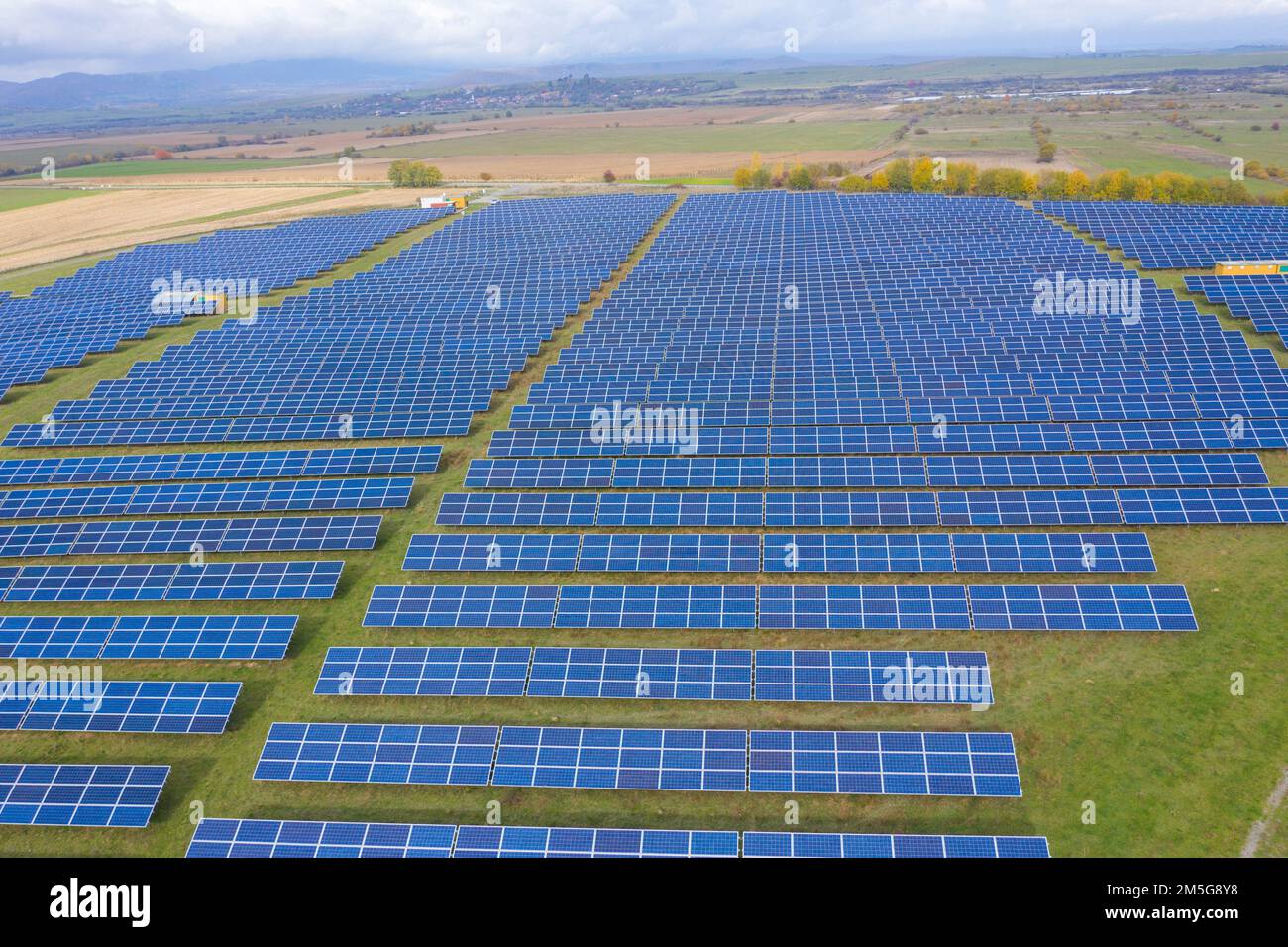 Panneaux solaires vue aérienne. Modules d'énergie solaire, centrale photovoltaïque photovoltaïque, système d'énergie renouvelable alternative Banque D'Images