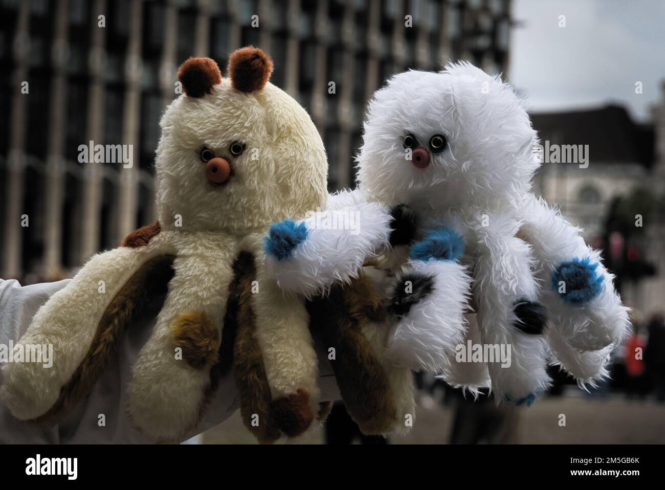 Des poulpes brunes et blanches en peluche posent sur London Street. Banque D'Images