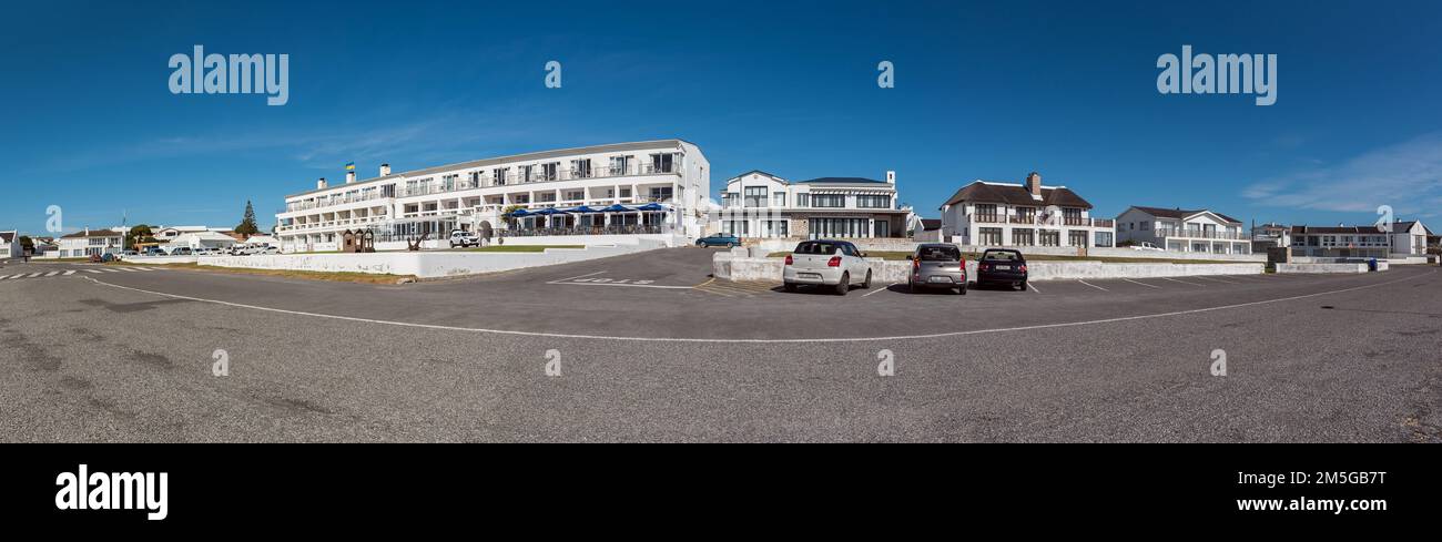Arniston, Afrique du Sud - 22 septembre 2022 : une scène de rue, avec l'hôtel Arniston, à Arniston, dans la province du Cap occidental. Les véhicules sont visibles Banque D'Images