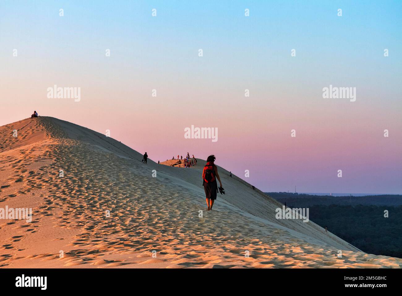 Randonneurs, touristes en randonnée dune profitant du coucher du soleil, dune du Pilat, dune près d'Arcachon, Gironde, Aquitaine, Sud de la France, France Banque D'Images