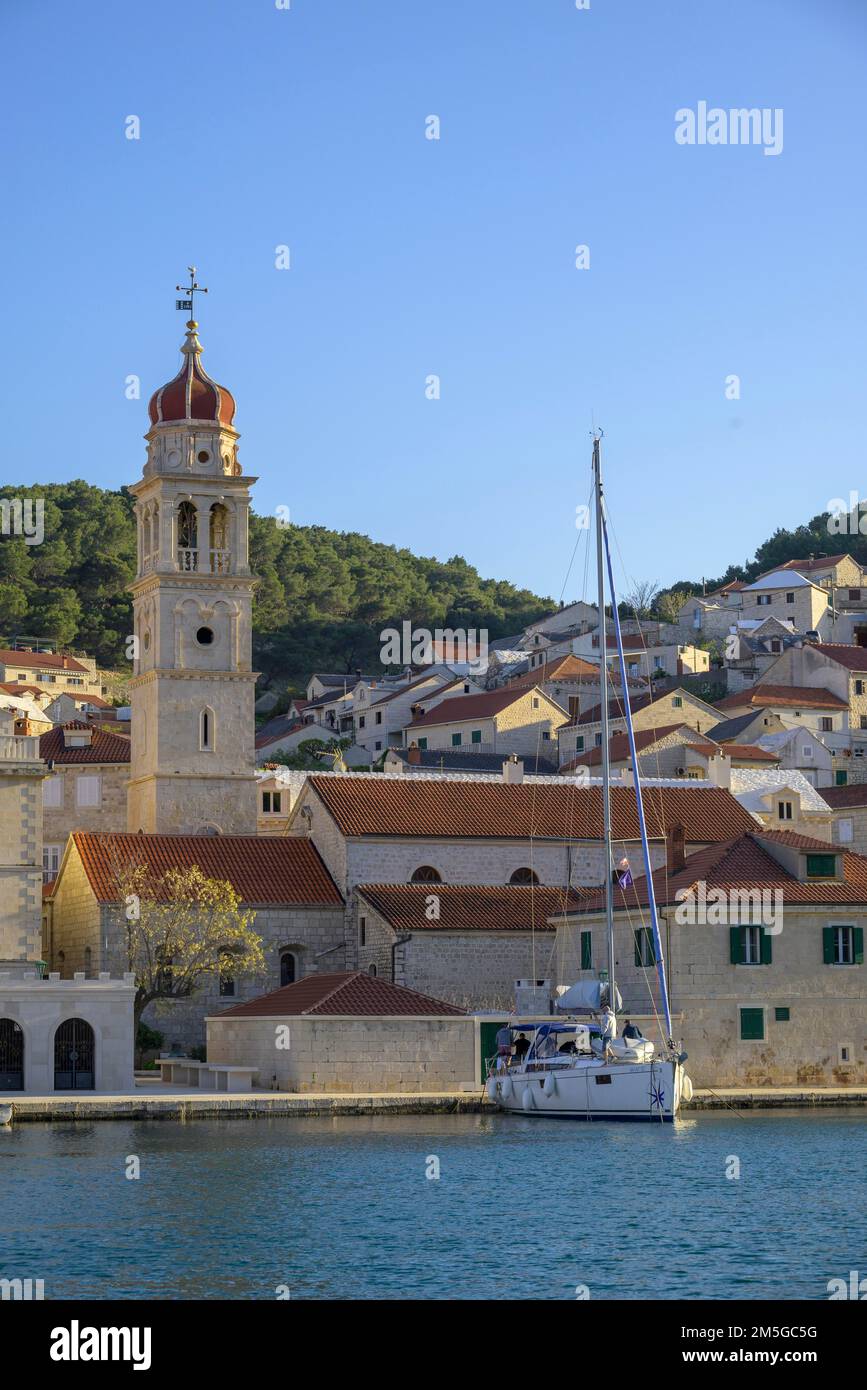 Église Saint-Laurent Jérôme de Stridon et bateau à voile, Pucisca, Comté de Split-Dalmatie, Croatie Banque D'Images