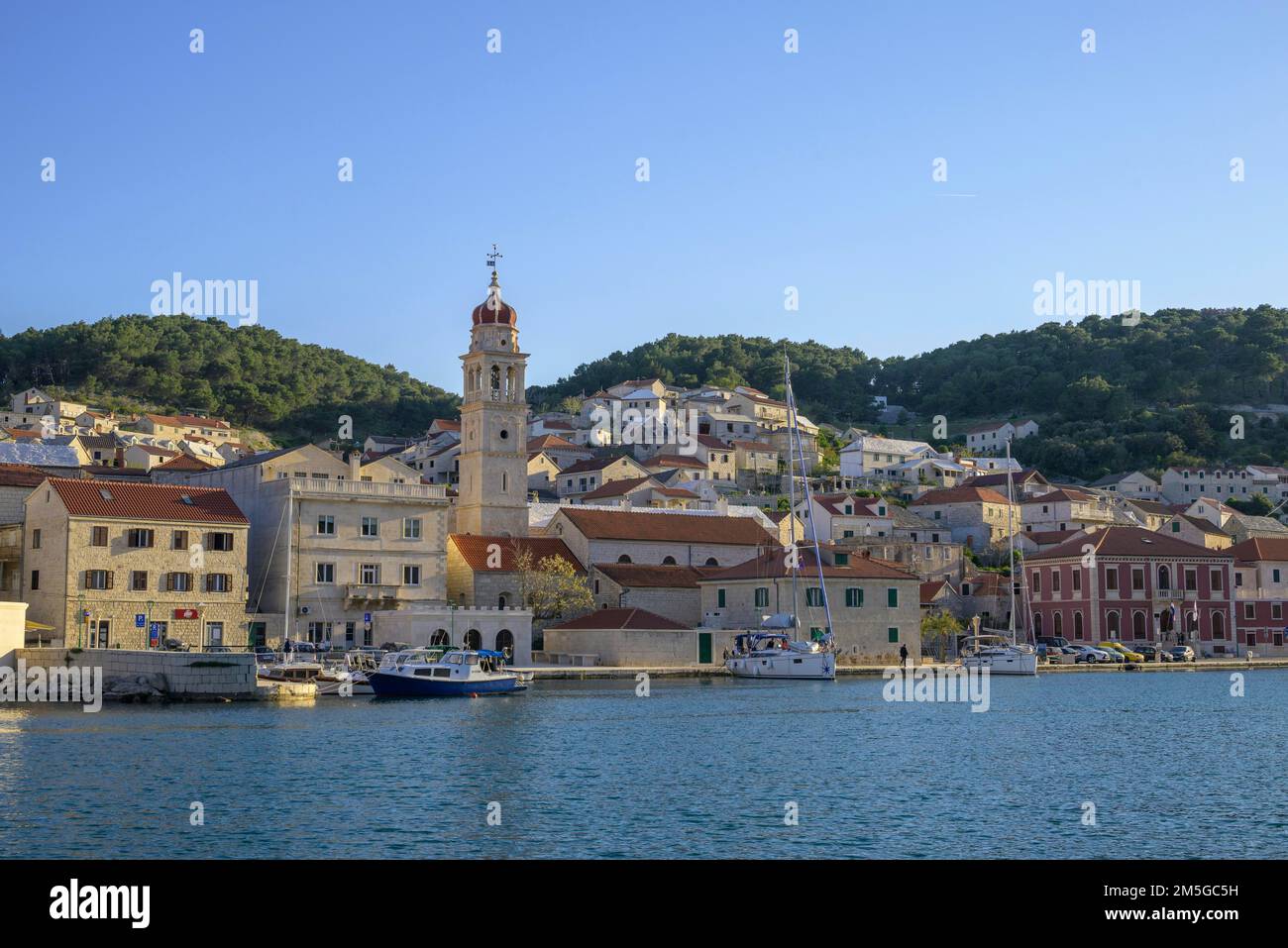 Église Saint-Laurent Jérôme de Stridon et voiliers, Pucisca, Comté de Split-Dalmatie, Croatie Banque D'Images