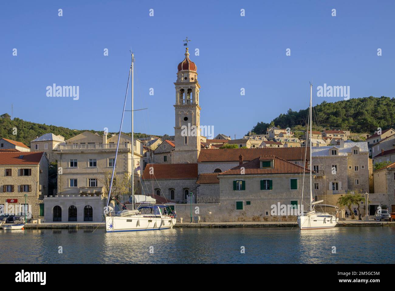 Église Saint-Laurent Jérôme de Stridon et voiliers, Pucisca, Comté de Split-Dalmatie, Croatie Banque D'Images