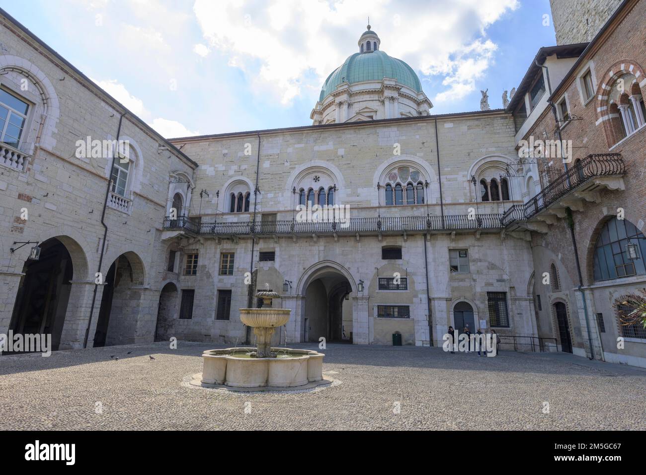 La cour du Palazzo Broletto, Brescia, province de Brescia, Italie Banque D'Images