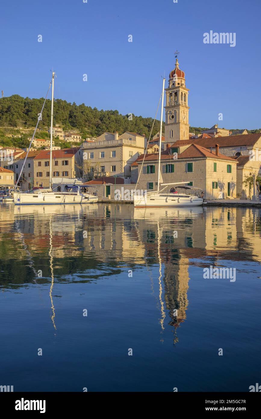 Église Saint-Laurent Jérôme de Stridon et voiliers, Pucisca, Comté de Split-Dalmatie, Croatie Banque D'Images