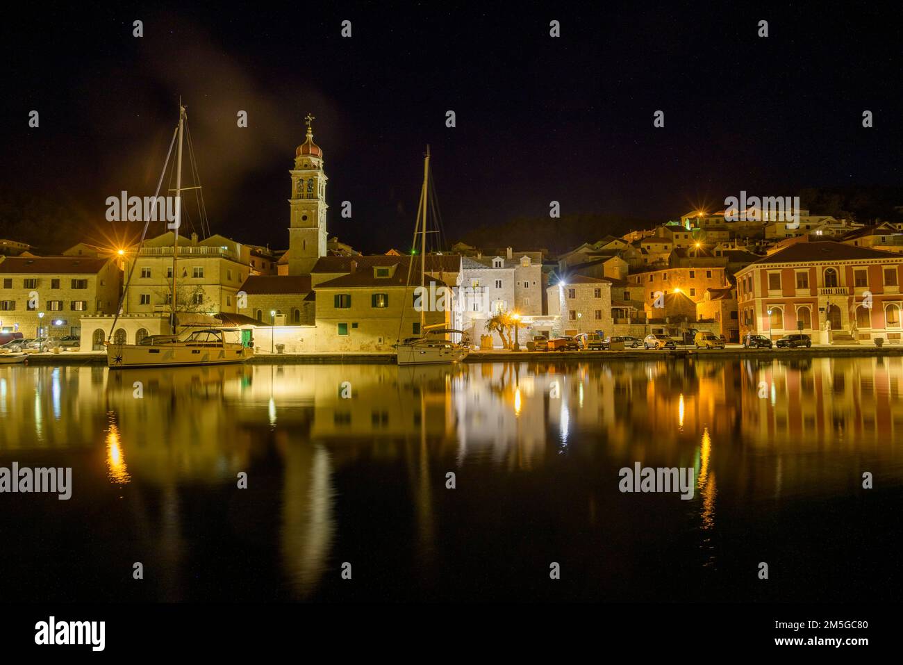 Église Saint-Laurent Jérôme de Stridon et voiliers de nuit, Pucisca, Comté de Split-Dalmatie, Croatie Banque D'Images