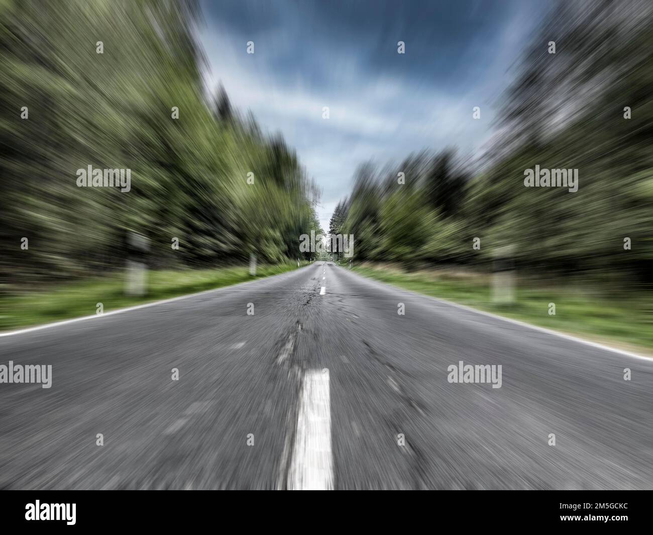 Photo avec effet de vitesse vitesse vitesse rapide sans limite de vitesse de la route de campagne avec réservation centrale menant à long droit en ligne Banque D'Images