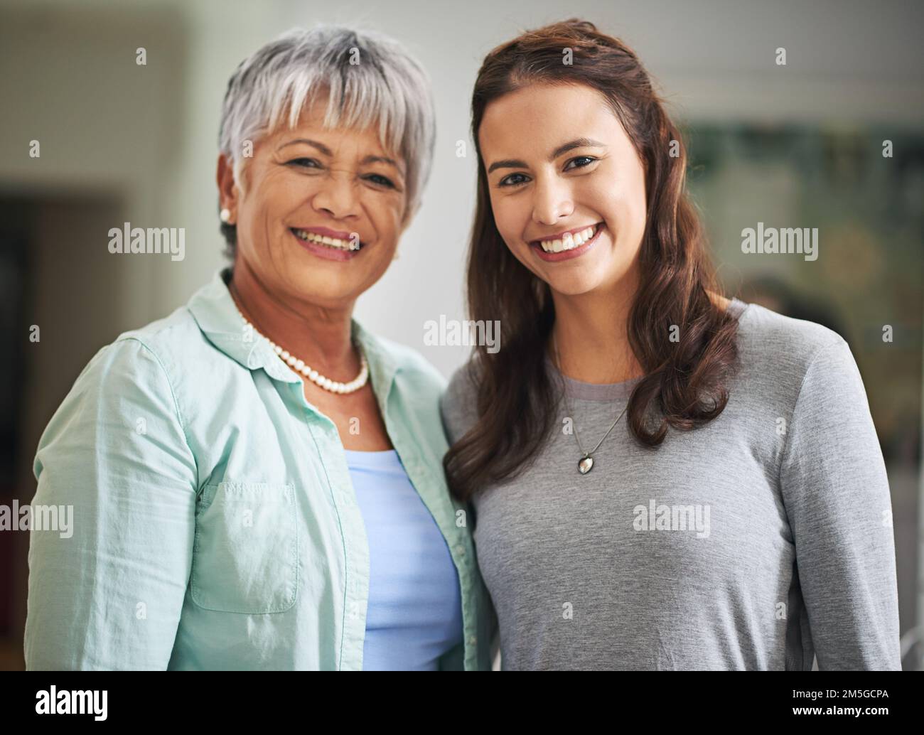 Comme la mère comme la fille. Portrait court d'une jeune femme et de sa mère mature à la maison. Banque D'Images