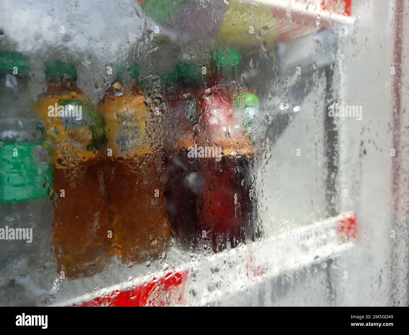 Flou photo ou défoqué de célèbres bouteilles de boisson de marque dans le réfrigérateur en verre dans le supermarché Banque D'Images