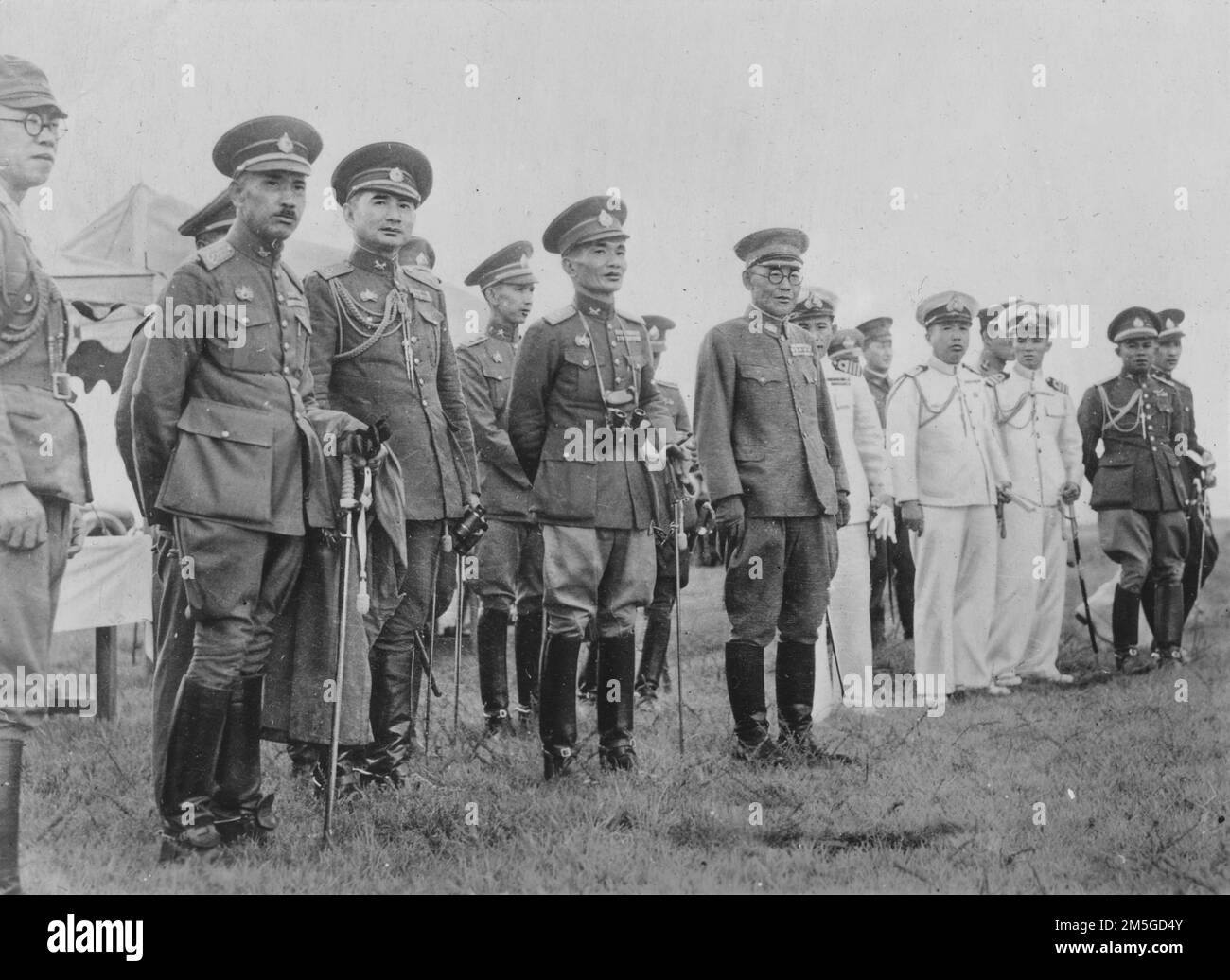 Guerre du Pacifique, 1941-1945. Le Lieutenant-général Phichit et d'autres militaires thaïlandais observent une manifestation avec des officiers de l'armée impériale japonaise sur le terrain d'entraînement de Shimoshizu, en septembre 1943. Banque D'Images