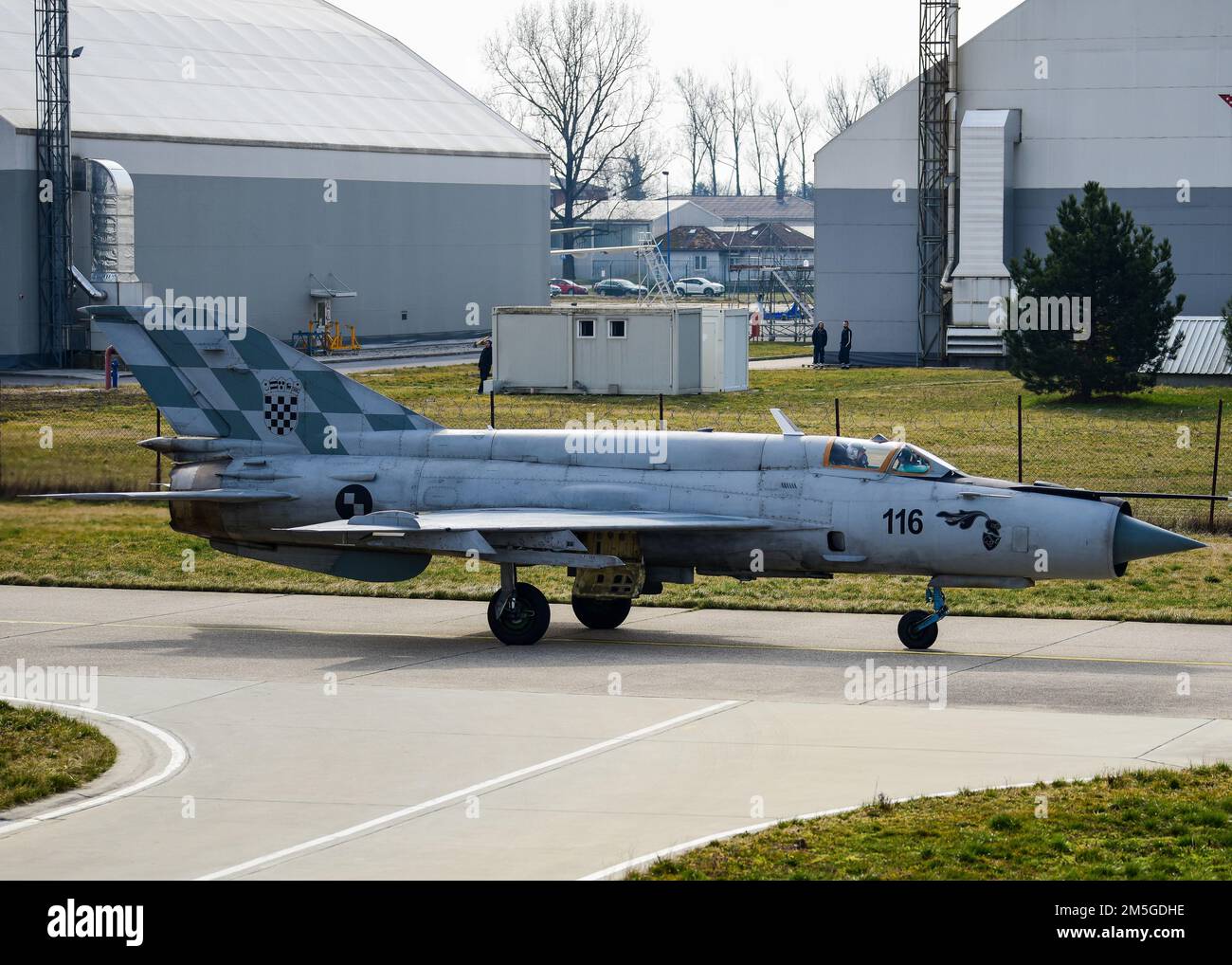 Un pilote croate MIG-21 affecté à l’escadron de combat 191st taxi à la ligne de vol pendant les opérations d’emploi au combat Agile avec l’aile de combat 31st, base aérienne d’Aviano, Italie, à la base aérienne croate 91st de Pleso, 17 mars 2022. De telles missions renforcent la disponibilité nécessaire pour relever tout défi potentiel en Europe du Sud-est. Banque D'Images