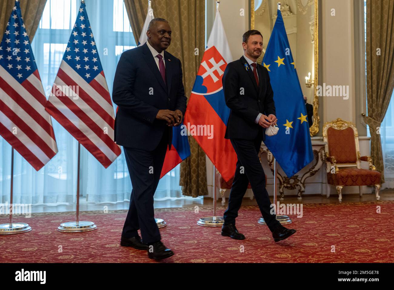 Le secrétaire à la Défense Lloyd J. Austin III est accueilli par le Premier ministre slovaque Eduard Heger à Bratislava, Slovaquie, 17 mars 2022. Austin se rend en Slovaquie pour des réunions avec des dirigeants militaires et civils et visite des troupes déployées dans la région. Banque D'Images