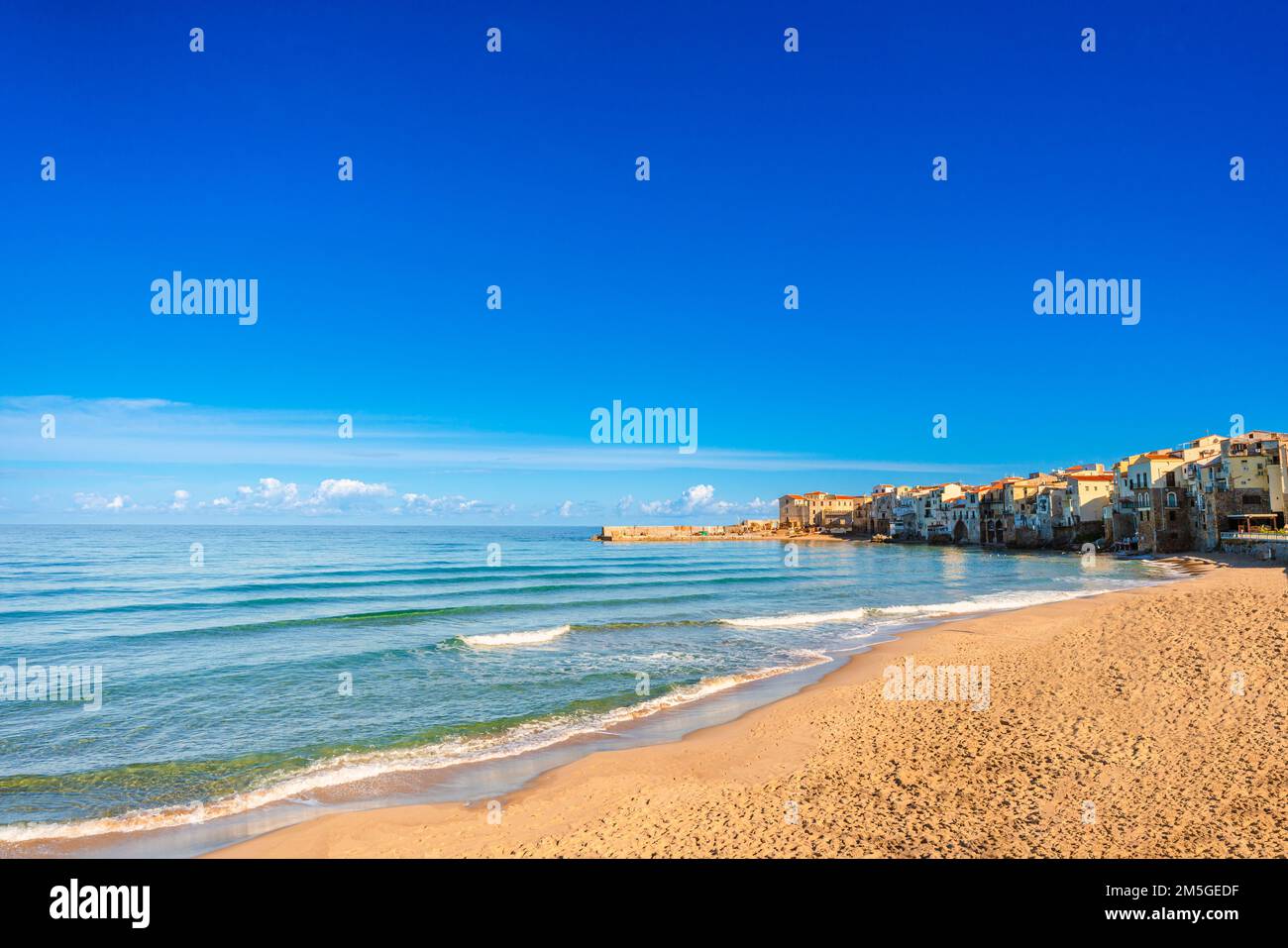 Vue panoramique sur la plage de Cefalu sans personne en Sicile, Italie Banque D'Images