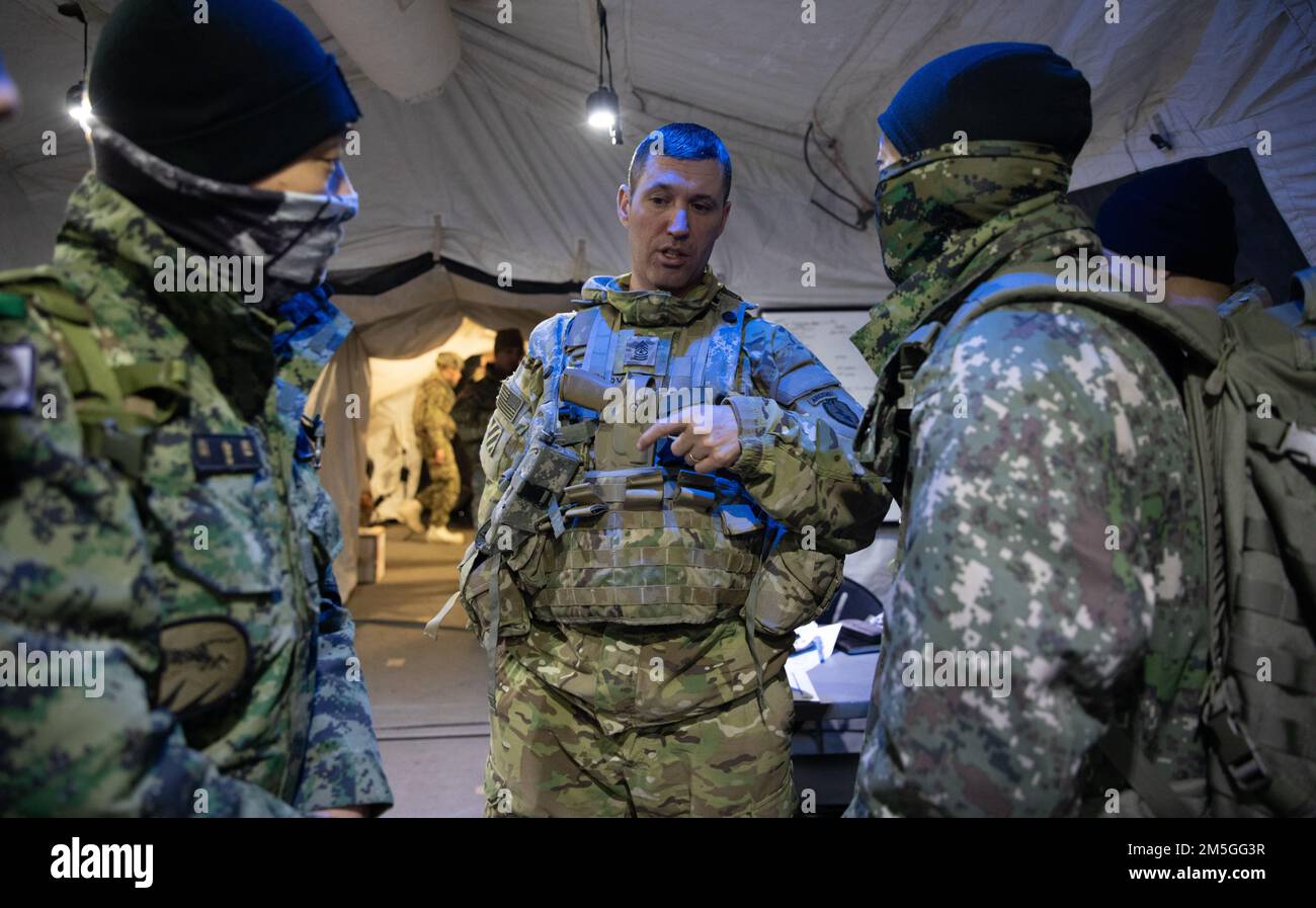 ÉTATS-UNIS Le Sgt. Maj. James Pyle, le sergent-major des opérations de la brigade appartenant à l'équipe de combat de la brigade Stryker 1st, 25th, Division d'infanterie, discute des tactiques et techniques d'entraînement d'infanterie impliquées pendant le joint Pacific multinational Readiness Centre 22-02 aux soldats des forces spéciales de Corée du Sud près de ft. Greely, Alaska, 17 mars 2022. Les relations à long terme avec les alliés multinationaux aident à se préparer aux imprévus et aux opérations à venir. Banque D'Images