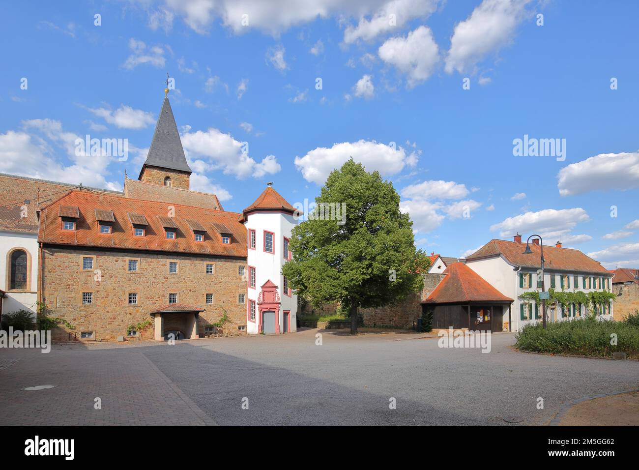 Cour intérieure avec maison en pierre, maison à colombages et tour de Herrenhof et St. Eglise de Jean à Mussbach, Neustadt an der Weinstrasse Banque D'Images