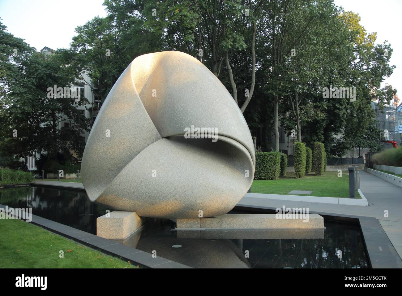 Continuité de la sculpture par Max Bill 1986, pierre, ruban, entrelacés, tressés, Moderne, abstrait, art, centre-ville, principal, Francfort, Hesse, Allemagne Banque D'Images