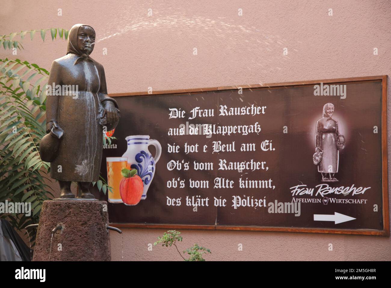 Fontaine Frau Rauscher comme symbole de la culture et du cidre, texte, local, panneau, Klappergasse, Alt-Sachsenhausen, Sachsenhausen, main, Francfort-sur-le-main Banque D'Images