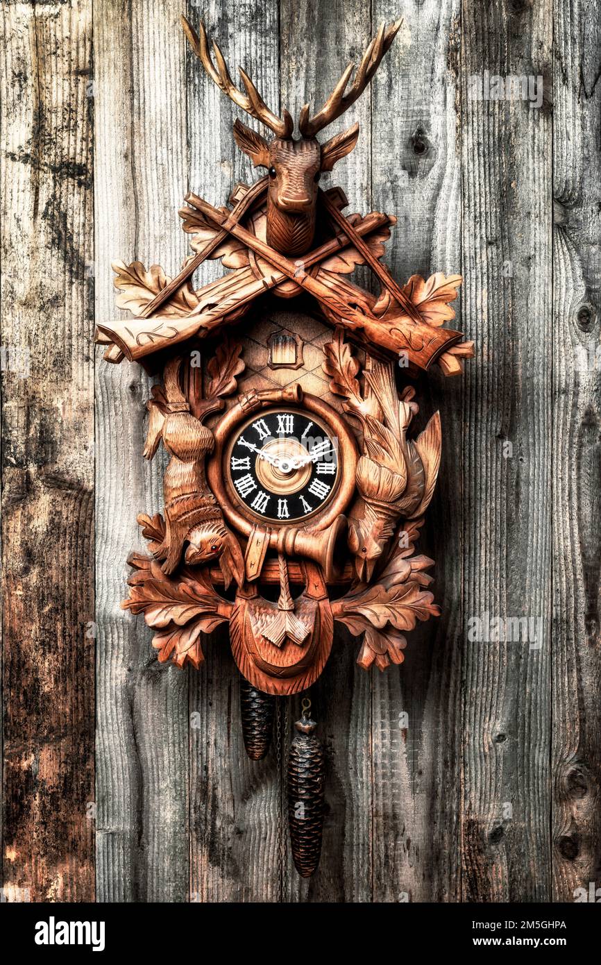 Horloge à coucou de la forêt noire devant un mur en bois Banque D'Images
