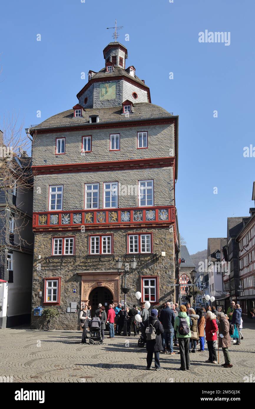 Hôtel de ville historique construit en 1590 et touristes, groupe de personnes, place du marché, Herborn, Hesse, Allemagne Banque D'Images