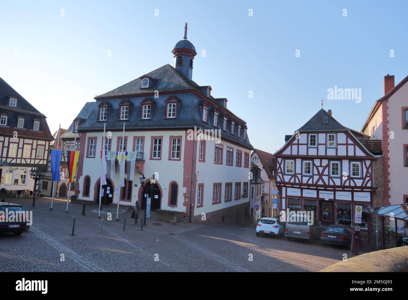 Hôtel de ville avec drapeaux nationaux, drapeau de l'UE en Berne sur Obermarkt, Gelnhausen, Hesse, Allemagne Banque D'Images