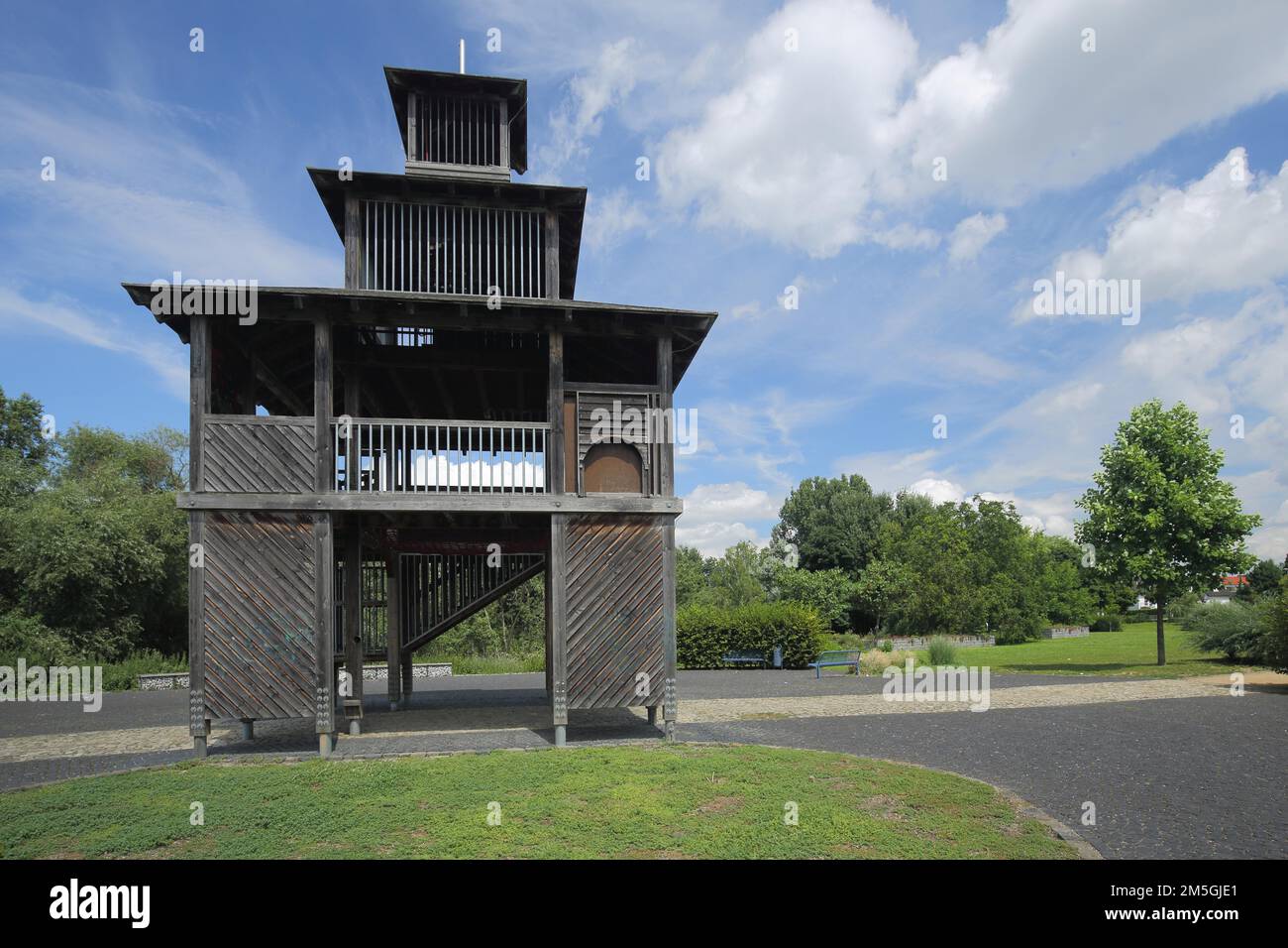 Tour porte avec construction en bois dans le parc du château, Regionalpark, Rheinmain, Gustavsburg, Hesse, Allemagne Banque D'Images